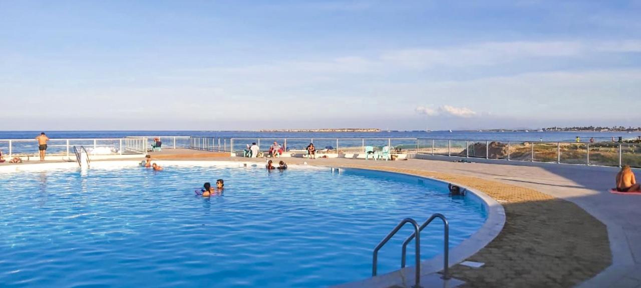 Апартаменты Front Line Unit 520 Ft2 - 48 M2, On Second Floor, Stunning Ocean View Куль-де-Сак Экстерьер фото